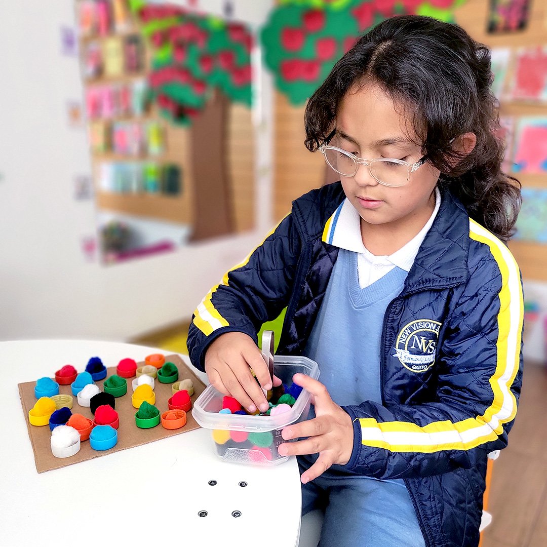 niña jugando con pelotas de colores