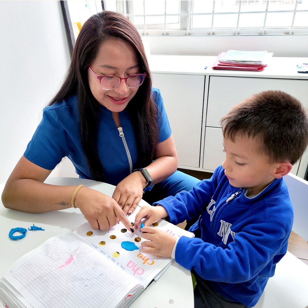 terapeuta de lenguaje con niño