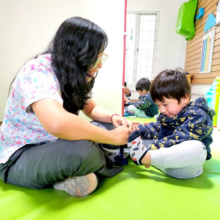 terapeuta con niño en terapia ocupacional