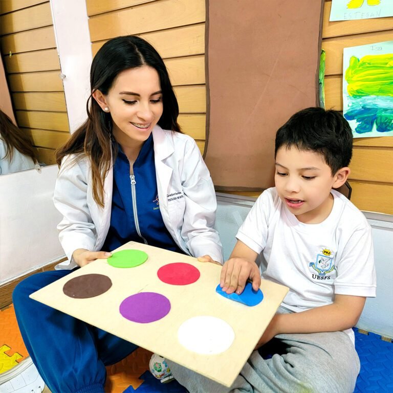 terapeuta y niño en terapia ABA