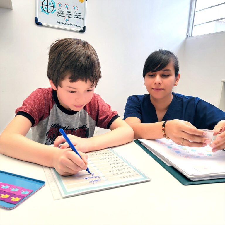 terapeuta y niño en apoyo emocional