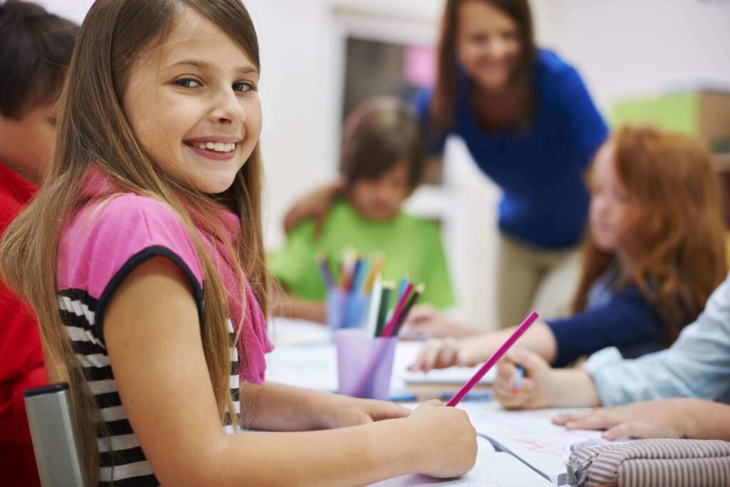 niños felices en clases